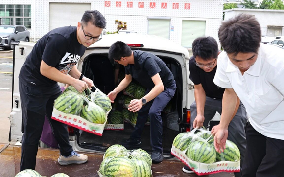 爱心助农解民忧 瓜甜致远情更浓—兴千田集团以担当传递夏日温情